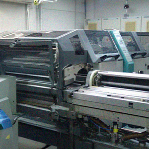 Na imagem, há a fotografia aproximada de um dos equipamentos profissionais de impressão gráfica encontrados na Ótima.