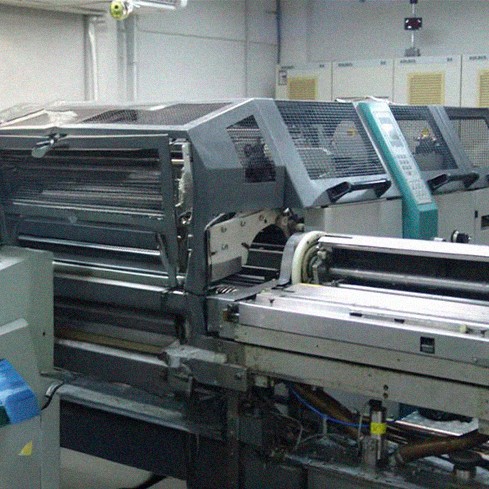 Na imagem, há a fotografia aproximada de um dos equipamentos profissionais de impressão gráfica encontrados na Ótima.