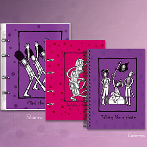 Na imagem, há a fotografia de dois fichários e um caderno produzidos pela Ótima Gráfica. Os fichários aparecem nas cores roxo e rosa, e o caderno na cor roxa. Todos os produtos apresentam gravuras lúdicas em suas capas.