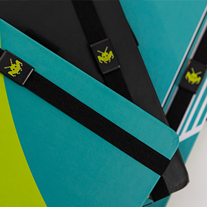 Na imagem, há a fotografia aproximada de três cadernos executivos. A imagem foca no detalhe da logomarca da agência HouseCricket, cliente da Ótima, impressa como um detalhe no elástico do caderno.