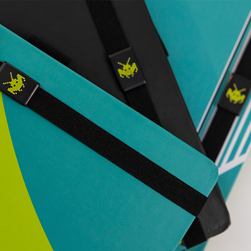 Na imagem, há a fotografia aproximada de três cadernos executivos. A imagem foca no detalhe da logomarca da agência HouseCricket, cliente da Ótima, impressa como um detalhe no elástico do caderno.