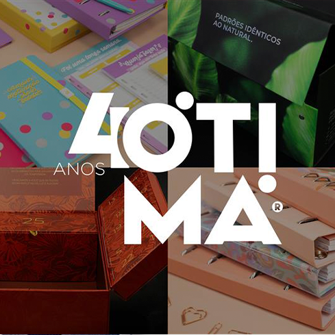 Na imagem, há a fotografia de 40 anos da Ótima Gráfica, mostrando imagens de produtos personalizados e, sobre ela, o logo dos 40 anos em destaque na cor branca.